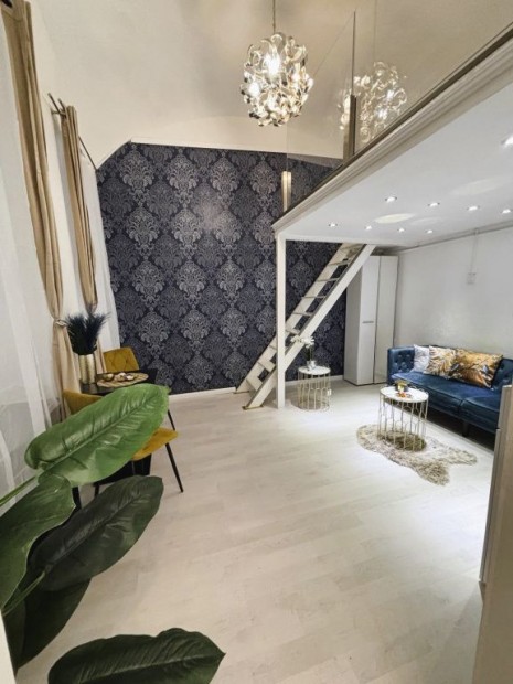 VI. Ker�let, Haj�s utca, 22 m2-es, t�rsash�zi lak�s, 1 szob�s