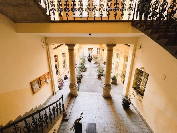 VI. Ker�let, Nagymez� utca, 36 m2-es, t�rsash�zi lak�s, 1+2 szob�s