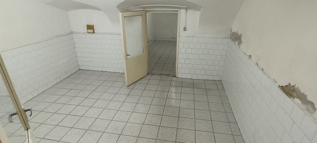 VI. Kerület, Szondi utca, 43 m2-es, szuterén, társasházi lakás