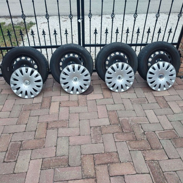 VW 16" lemezfelni, 205/55 hasznlt Continental tli gumi + dsztrcsa