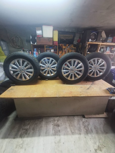 VW 16" lemezfelni dísztárcsával, 215 60 R16 téligumikkal