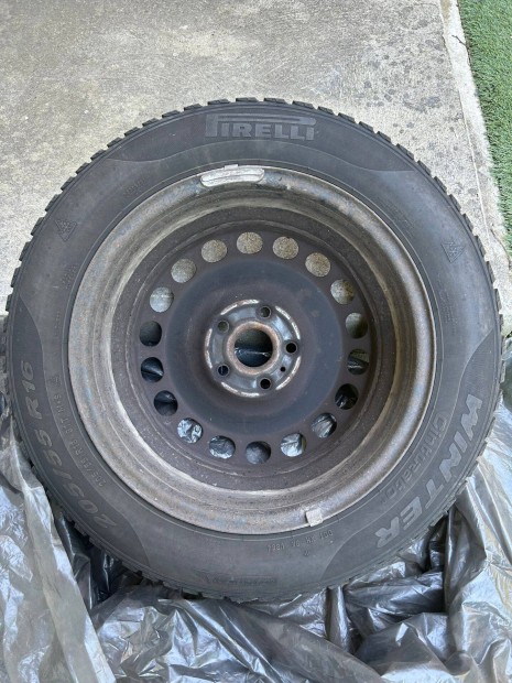 VW Acélfelni Pirelli gumival eladó