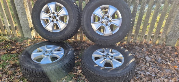 VW Amarok alufelni 245/70 R16 Gt radial Téligumikkal.