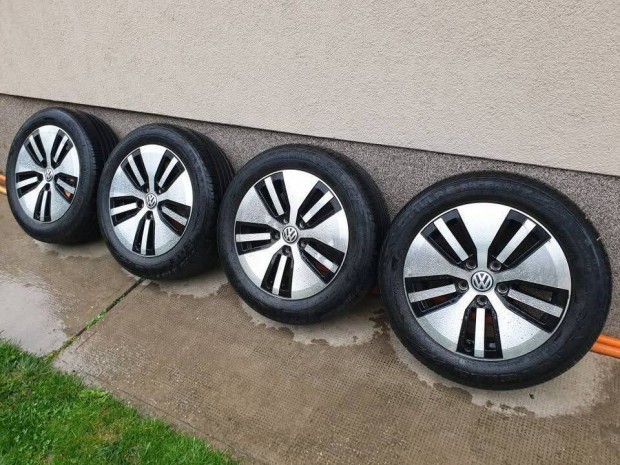 VW Astana gyári alufelnik, jó nyári gumikkal szerelve: