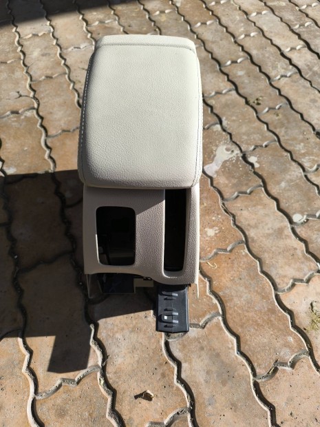 VW EOS vaj bőr könyöklő 15eft , vaj szinűú komplett padlókárpit