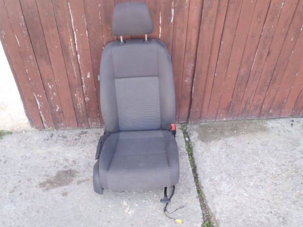 VW Golf 5 Variant,1,9PDTDI-ről :23179 km-t hasz. jobbelső ülés