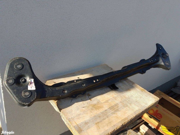 VW Golf II utngyrtott kereszttart (httart)