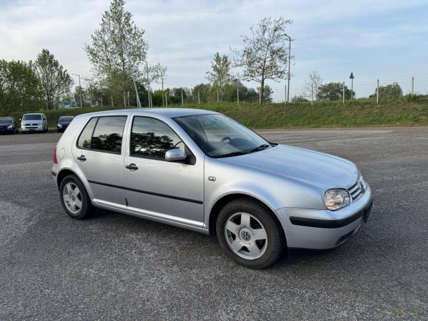 VW Golf IV LA7W jobb hátsó ajtó rozsdamentes, üresen 30000Ft