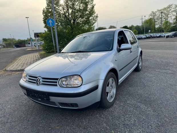 VW Golf IV LA7W motorháztető