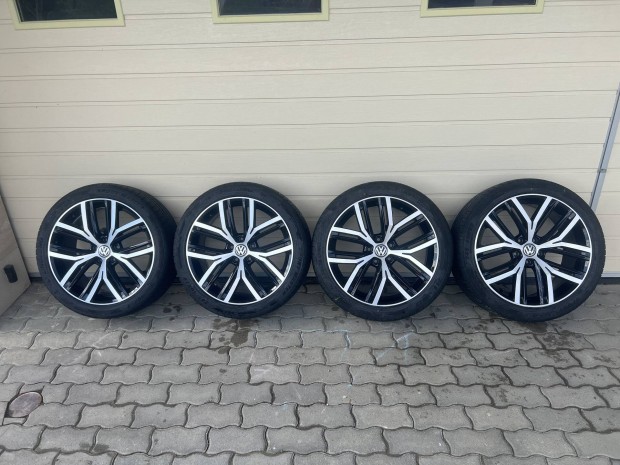 VW Passat 19-es, gyári alufelni, nyári gumikkal(2000km-t futott)