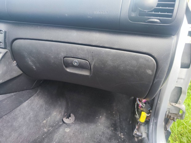 VW Passat B5.5 fekete hűthető kesztyűtartó