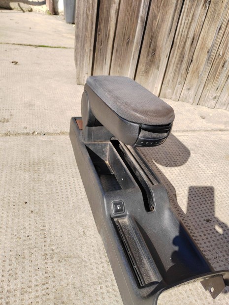 VW Passat B5 k�z�pkonzol k�ny�kl�vel, gy�ri kart�masz