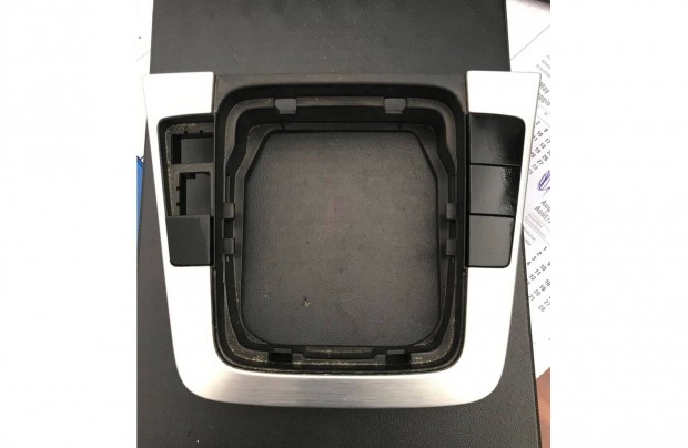 VW Passat B6 - középkonzol keret