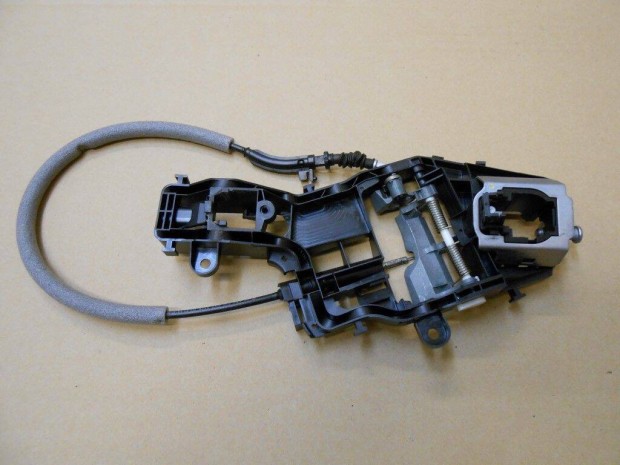 VW Passat B8, 2015-től Bal első kilincs tartó kengyel 517837811D