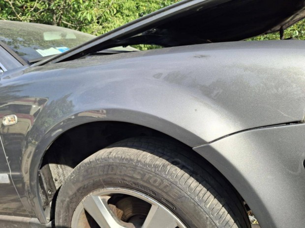 VW Passat B 5.5 jobb első sárvédő LD7W rozsdamentes állapotú