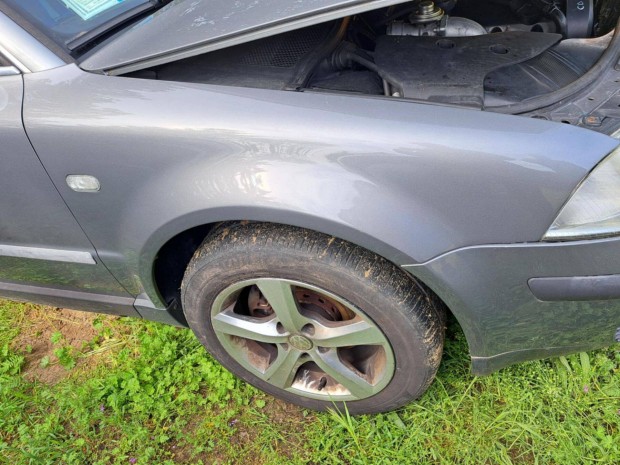 VW Passat B 5.5 jobb első sárvédő, LD7W, rozsdamentes állapotú