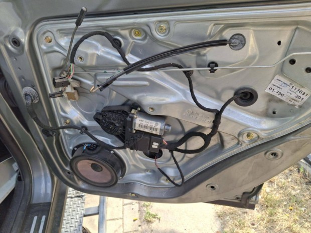 VW Passat B 5.5 jobb hátsó elektromos ablakemelő szerkezet