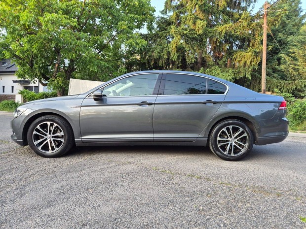 VW Passat megkimelt automata 4motion keves km-rel