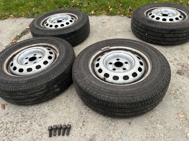 VW Transporter T4 gyri aclfelni csavarok nyrigumi Continental Vanco