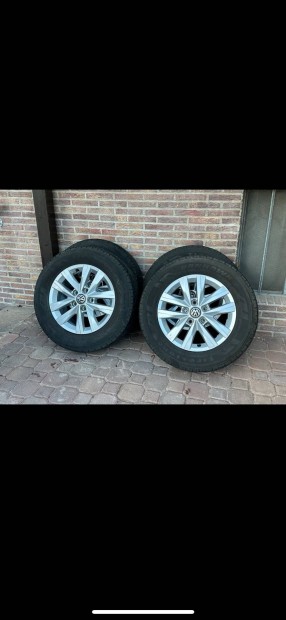 VW Transporter T6 gyári 16"-os alufelni szett 215/65R16C nyári gum 7E0