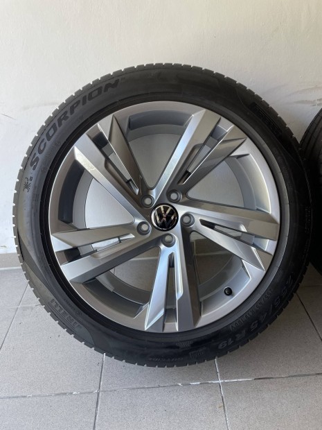 VW Volkswagen gyári 19"Valencia R-Line alufelni 255/45 R19 Pireli nyár