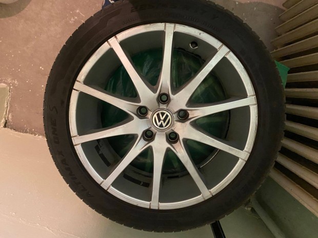 VW alufelni + abroncs garnitúra (17 coll) szettben eladó