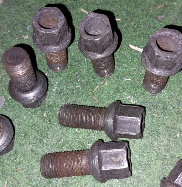 VW felnicsavar 16 db