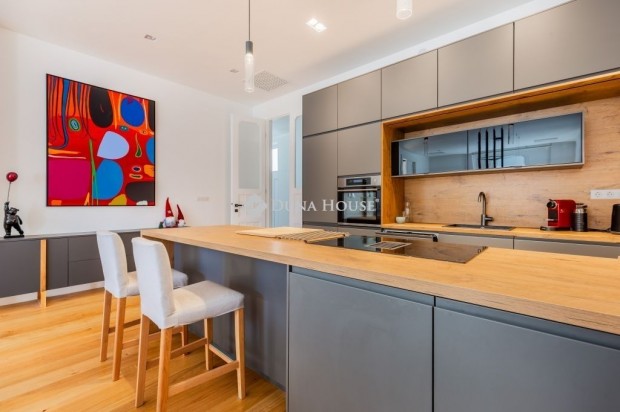 V. ker�let sz�v�ben, LIFTES h�zban, teljesen FEL�J�TOTT