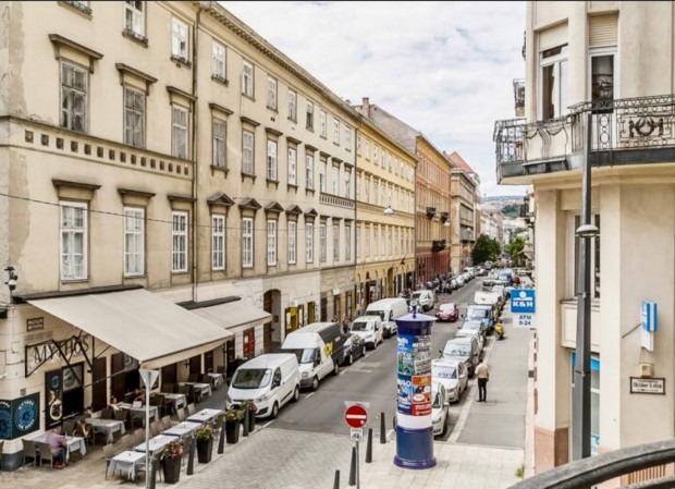 V.ker, Belváros Szívében, Október 6 Utca ,Felújított Garzon Lakás Elad