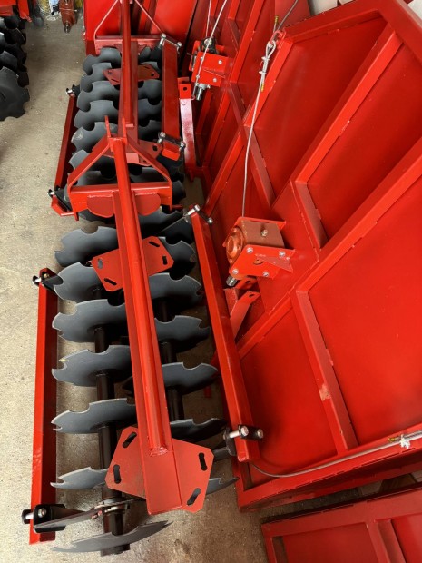 V t�rcsa f�ggesztett sz�rz�z� kubota yanmar traktor