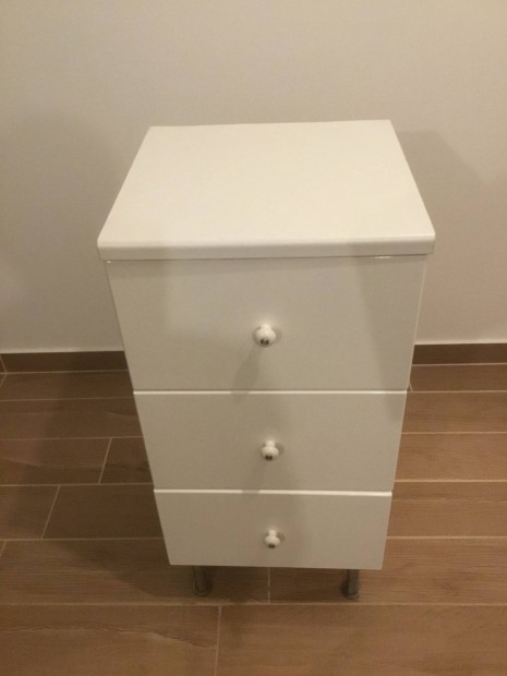 Vttern IKEA frdszoba fikos kisszekrny