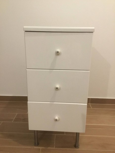 Vttern IKEA frdszoba fikos kisszekrny