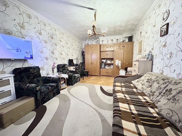 V�c Als�v�ros�ban kiv�l� lok�ci�val  hangulatos, m�sf�l szob�s lak�s