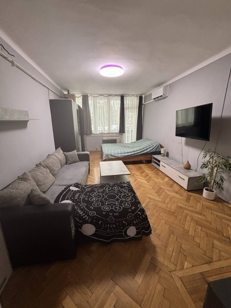 V�c De�kv�ri Lak�s Elad�