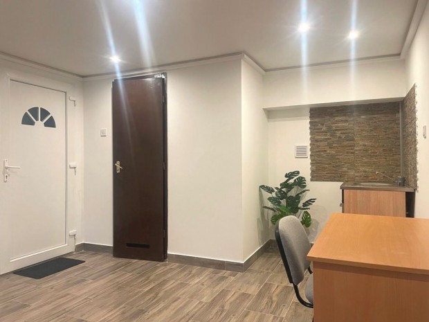 V�c, Dr.Cs�nyi L�szl� k�r�t, 33 m2-es, egy�b �zlethelyis�g, j�