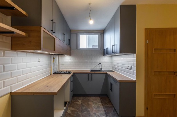 V�c, V�m utca, 52 m2-es, t�rsash�zi lak�s, 2 szob�s, fel�j�tott /