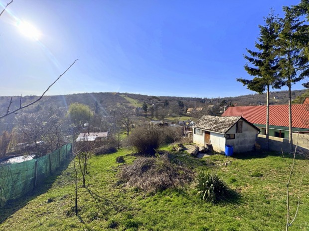 V�ci elad� telek