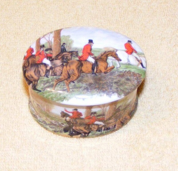 Vadász jelenetes porcelán bonbonier, dobozka