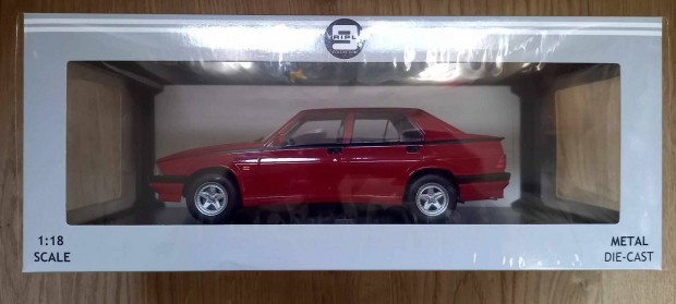 Vadonat j Triple 9 Alfa Romeo 75 1:18 modell