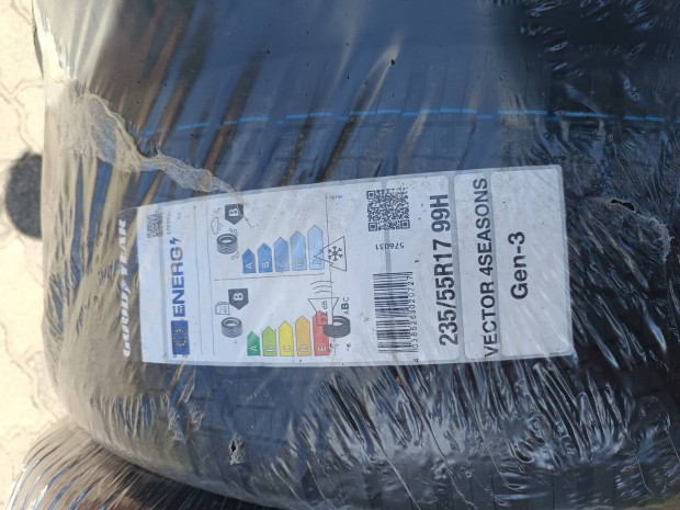 Vadonatúj 17 collos 4 évszakos Goodyear abroncs eladó