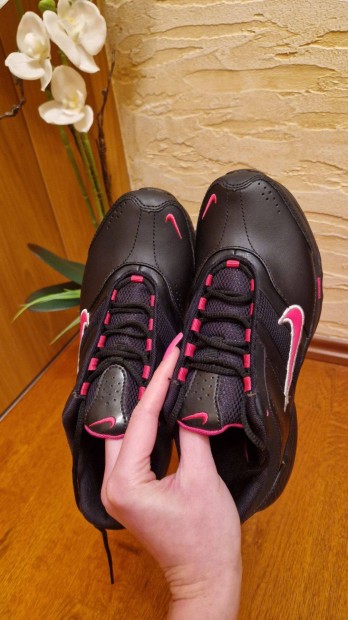 Vadonatúj fekete-pink Nike cipő eladó!