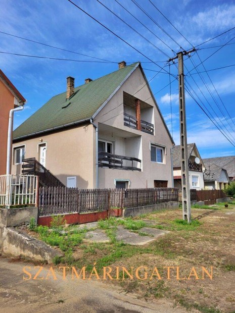 Vaj�n k�zpont k�zeli 160m2-es szintes csal�di h�z elad�