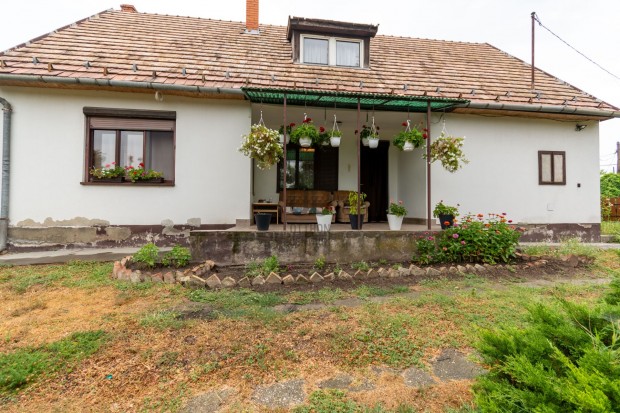 Vajta legjobb aj�nlata! 5 szob�s h�z elad� Fej�r megy�ben.