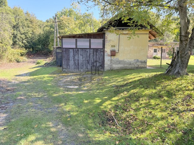 V�llalkoz�sra alkalmas �zlethelyis�g, k�t nagym�ret� gar�zzsal B�zaker