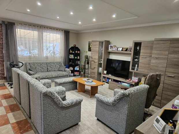 V�llalkoz�sra is alkalmas m�hellyel, irod�val elad� egy nappali+5 szob