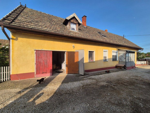 Vállalkozásra is alkalmas tégla családi ház műhellyel eladó!