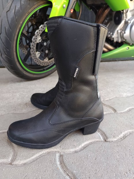 Valódi bőr, 40-es, női motoros csizma.
