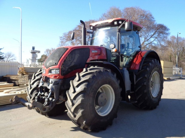Valtra S322 traktor �j gumikkal