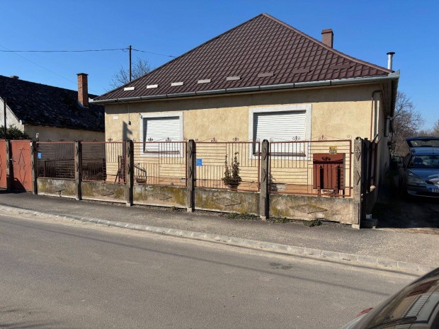 V�mosp�rcsen elad� csal�di h�z