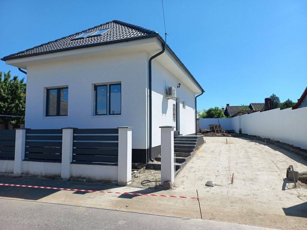 Vámospércsen új, 103 m2-es 3 szoba+nappali, 2 fürdőszobás ház eladó!